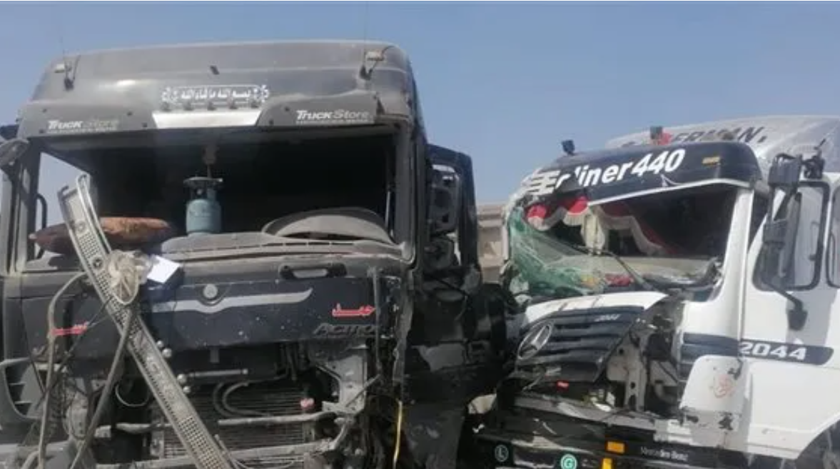 تصادم سيارتي نقل على طريق القطامية القديم بالسويس